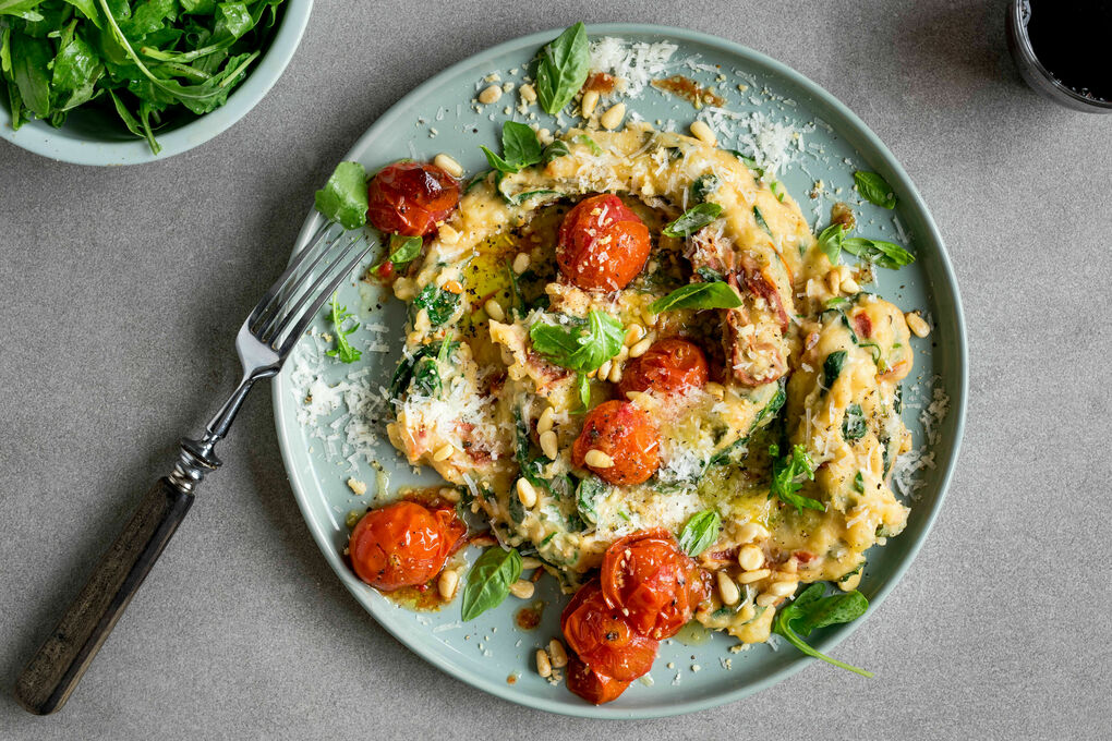 Feiner Kartoffel-Spinat-Stampf mit zweierlei Tomaten und Pinienkernen