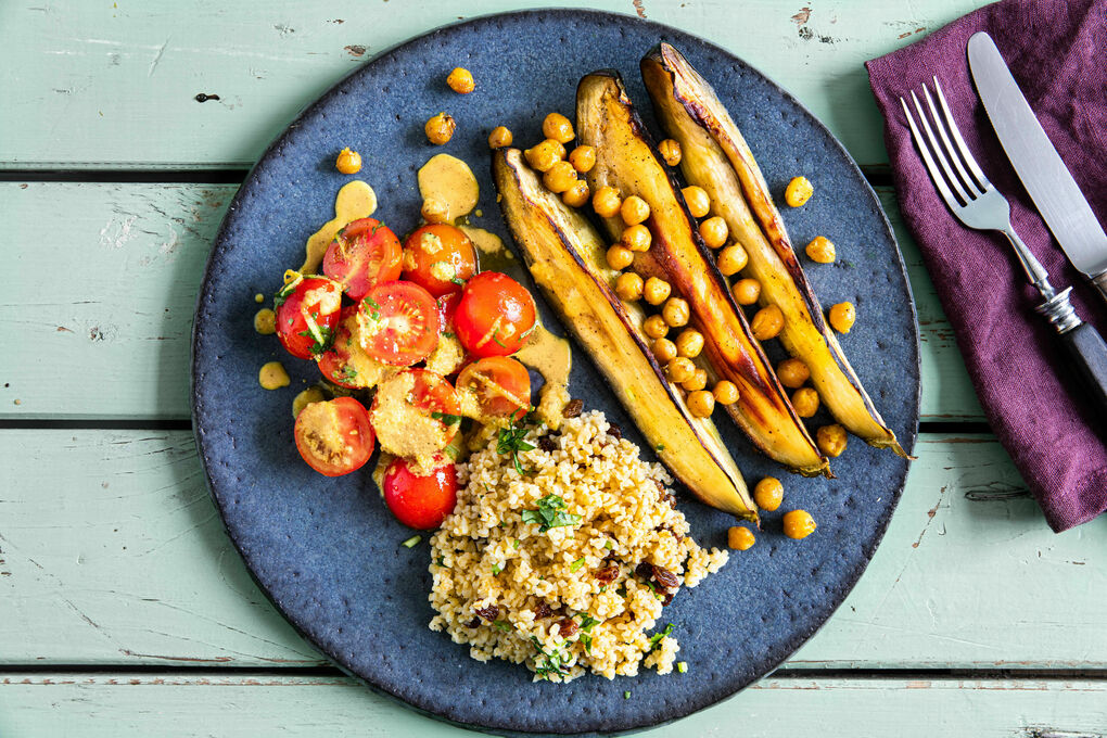 Auberginen mit gerösteten Kichererbsen und Olivendressing, dazu Bulgur mit Rosinen