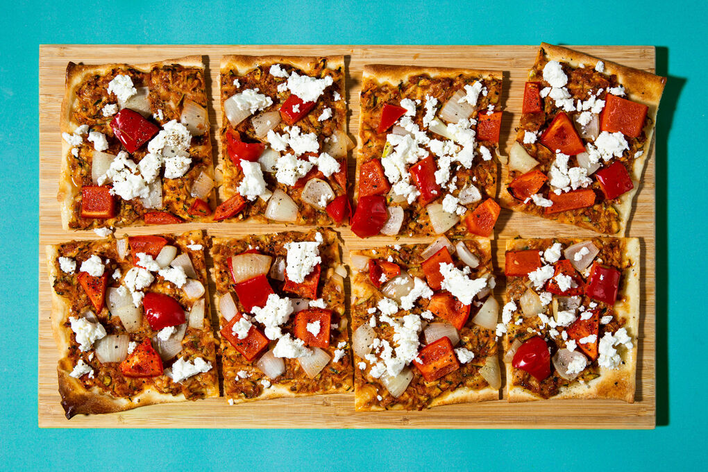 Paprika-Zwiebel-Flammkuchen mit Feta herzhaft mit Zucchini in Tomaten-Oliven-Pesto
