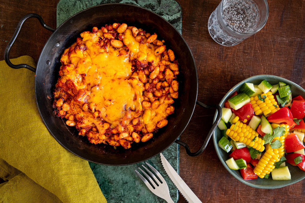 Low-Carb-Bohnenpfanne mit Cheddar dazu bunter Salat mit frischem Mais
