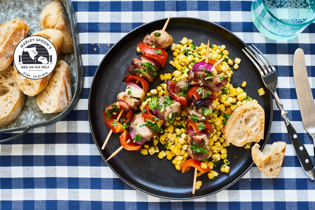 Schweinesteak-Kebabs mit gegrilltem Mais-Salat