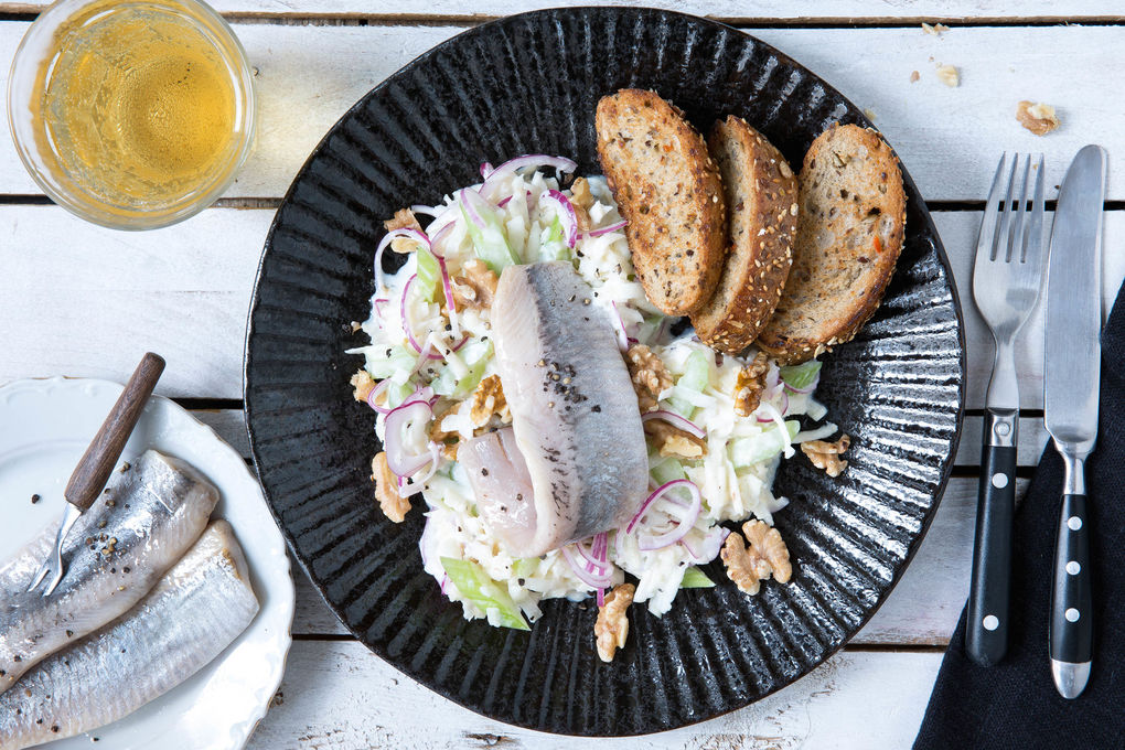 Leichter Waldorfsalat mit Matjes-Filet und Crostini
