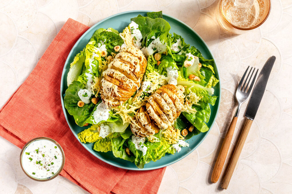 Kartoffeln à la Hasselbacken mit Romanasalat, Haselnüssen und Dip