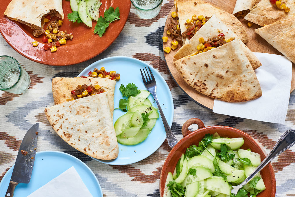 Schweinehack-Quesadillas mit Mais und Gurken-Salat