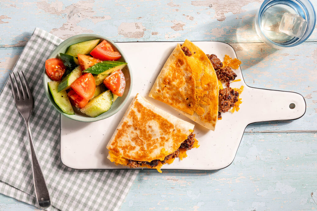 Tortillataschen mit Hack und Cheddar dazu würziger Tomaten-Gurken-Salat