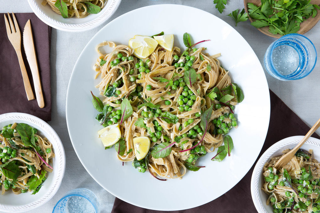 Schnelle Veggie-Carbonara mit Hüttenkäse und frischen Erbsen
