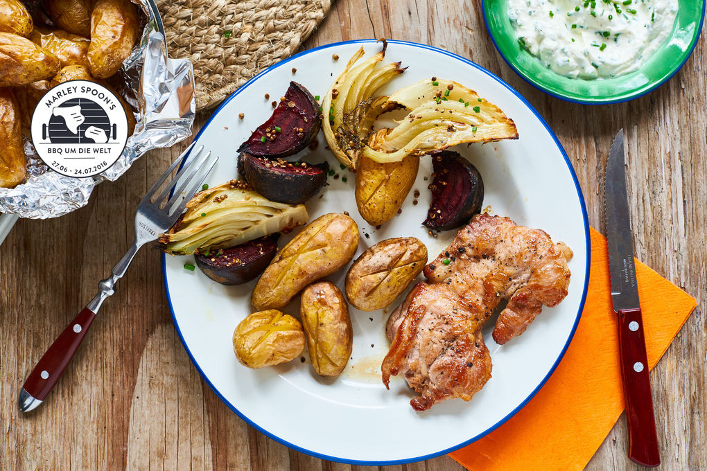 Gegrilltes Kachelfleisch mit Ofen-Kartoffeln und Fenchel