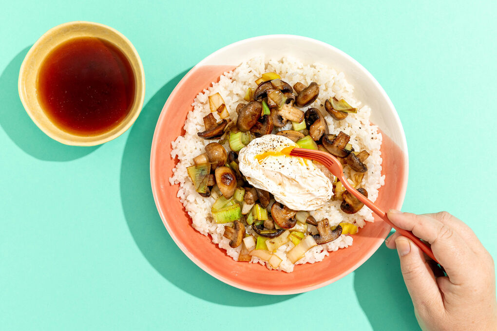 Pilz-Oyakodon mit pochiertem Ei an Sushireis und würziger Sojabrühe