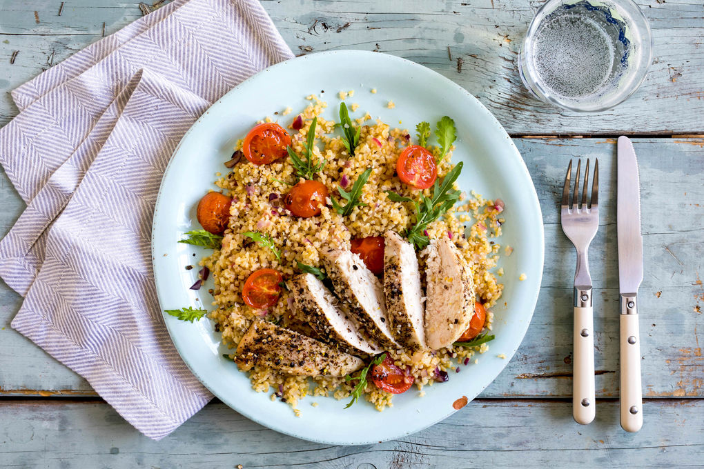Za'atar-Hähnchenbrust mit Rucola-Bulgur und Kirschtomaten