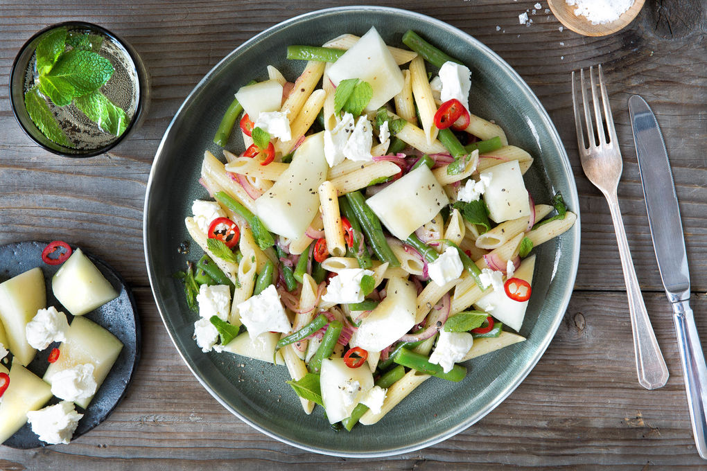 Sommerlicher Pasta-Salat mit Galia-Melone und Trakaja-Käse
