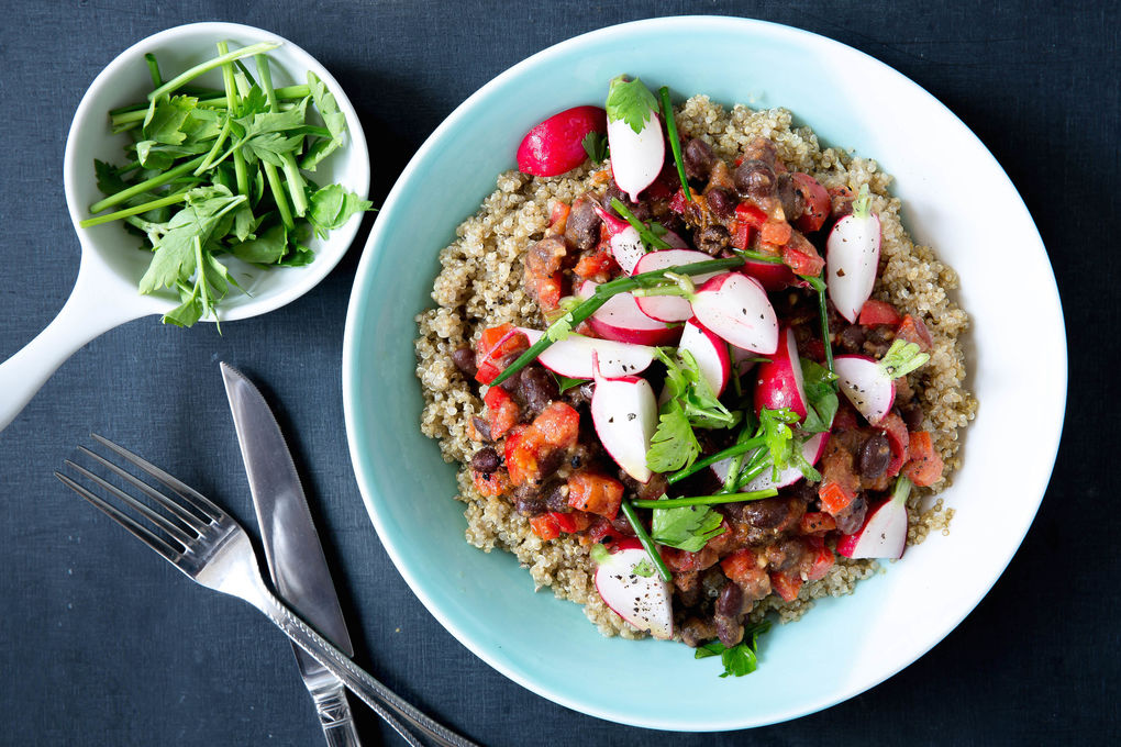 Bohnen-Chilli mit Miso, Quinoa und Radieschen-Salat