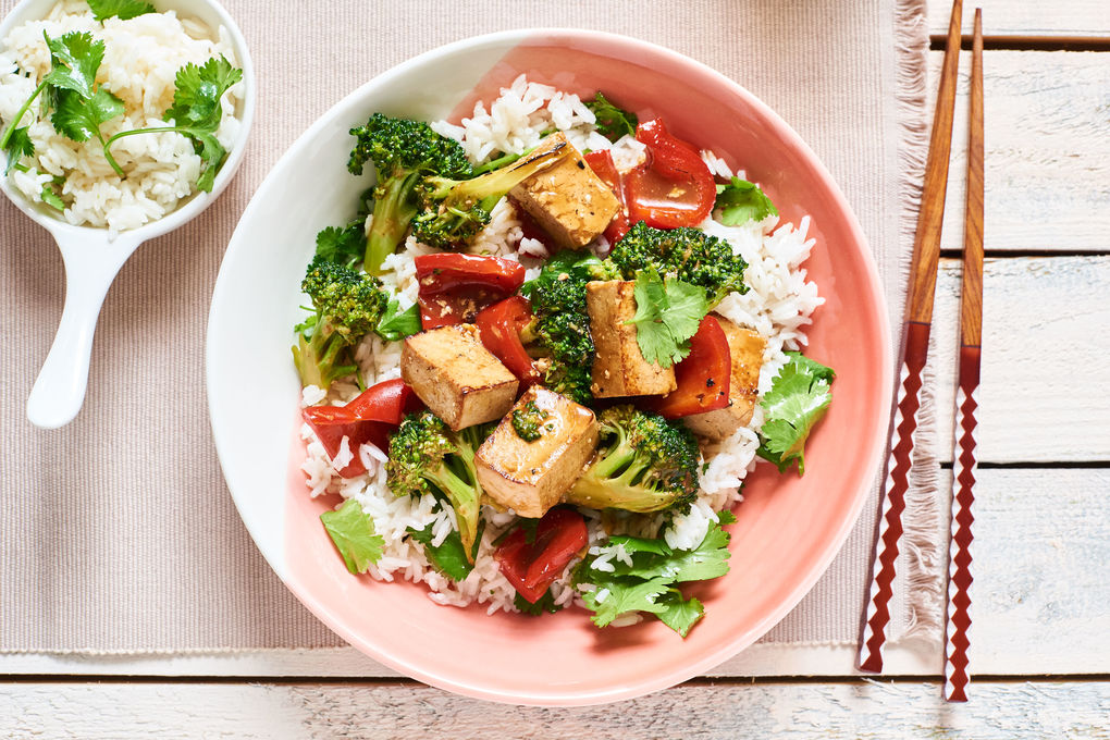 Schnelle Hoisin-Tofu-Pfanne mit Brokkoli und Sesam-Reis