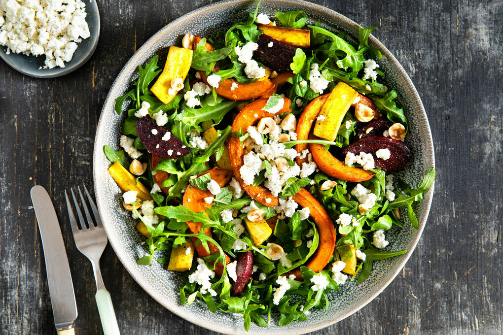 Orientalisches Ofengemüse mit Feta und Nüssen auf Rucola