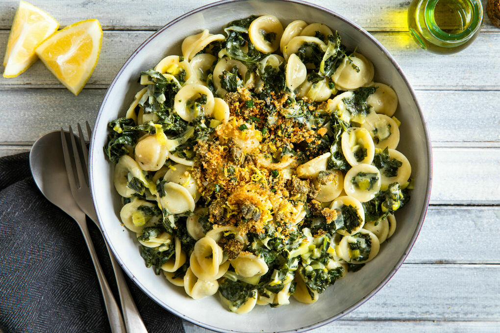 One-Pot-Pasta mit Grünkohl und Käse und knusprigem Panko-Kapern-Topping