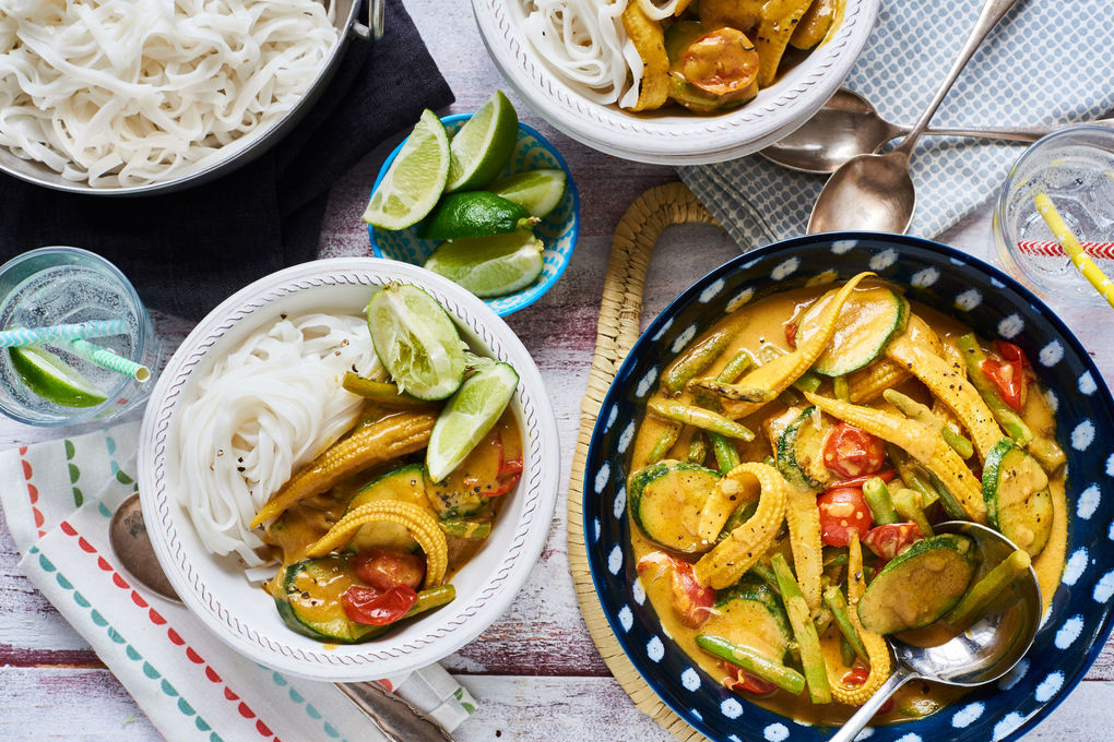 Cremiges Kokos-Erdnuss-Curry mit Mini-Mais und Reisbandnudeln