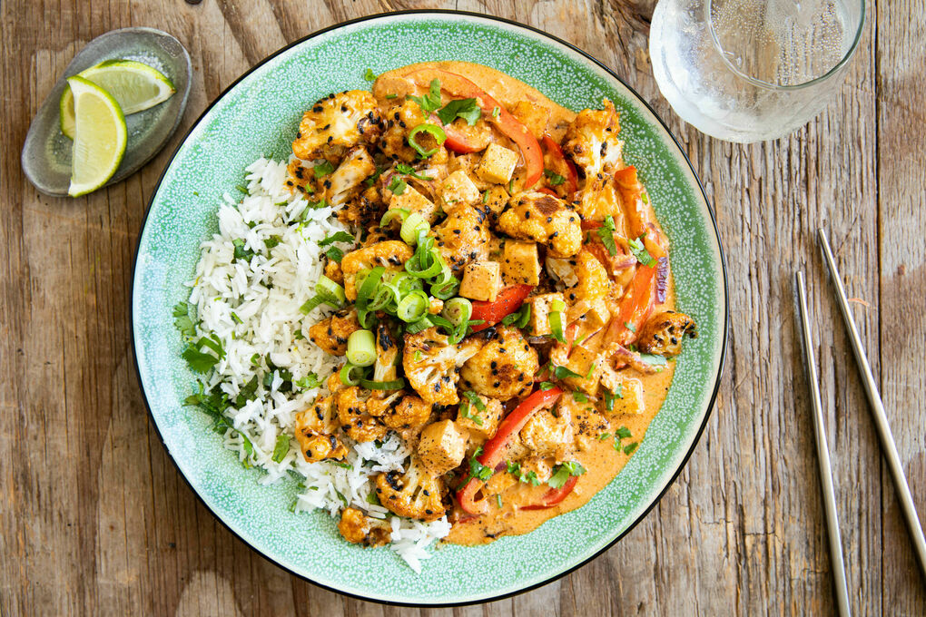 Thai-Curry mit Tofu und Blumenkohl dazu Koriander-Limetten-Reis