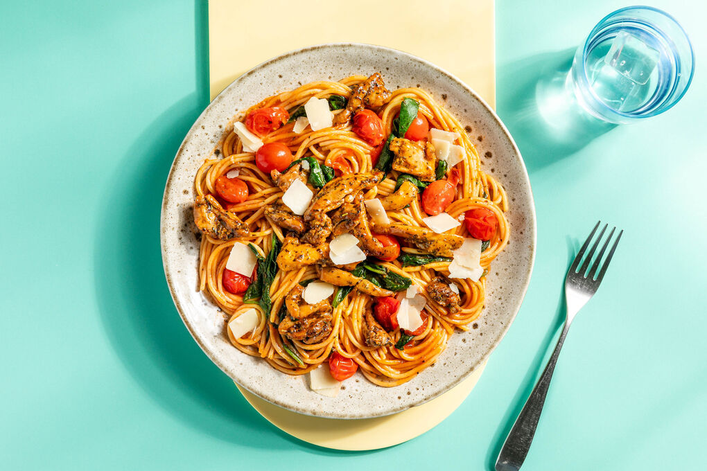 Bunte Hähnchen-Spinat-Pasta mit würzigem Käse und Kirschtomaten