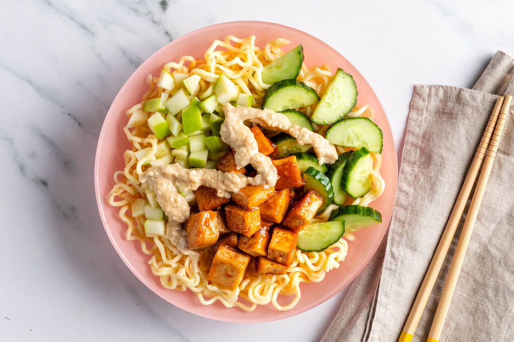 Kalte Nudel-Bowl mit Hoisin-Tofu mit grünem Apfel und Cashew-Dressing