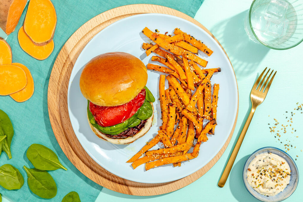 Veganer Teriyaki-Burger mit Paprika, Spinat und Süßkartoffelpommes