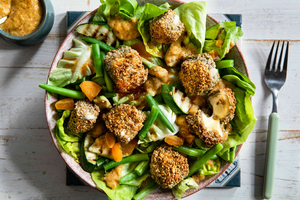 Sommersalat mit Knusper-Camembert Low Carb mit grünen Bohnen und Nektarine