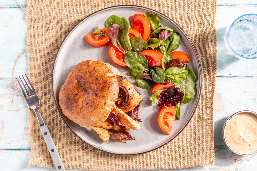 Vollkornpitabrot mit Zwiebelhähnchen dazu Salat mit Tomaten und Joghurtdip