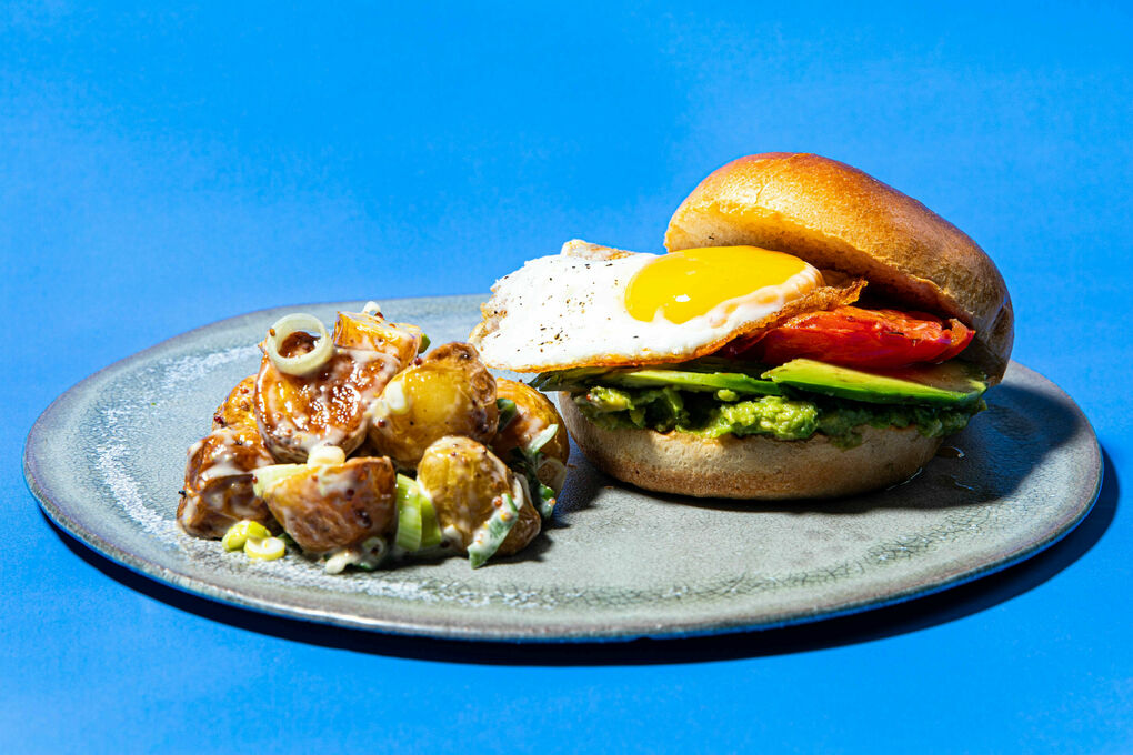 Herzhafter Spiegelei-Burger mit Avocado an Röstkartoffelsalat mit Lauchzwiebeln