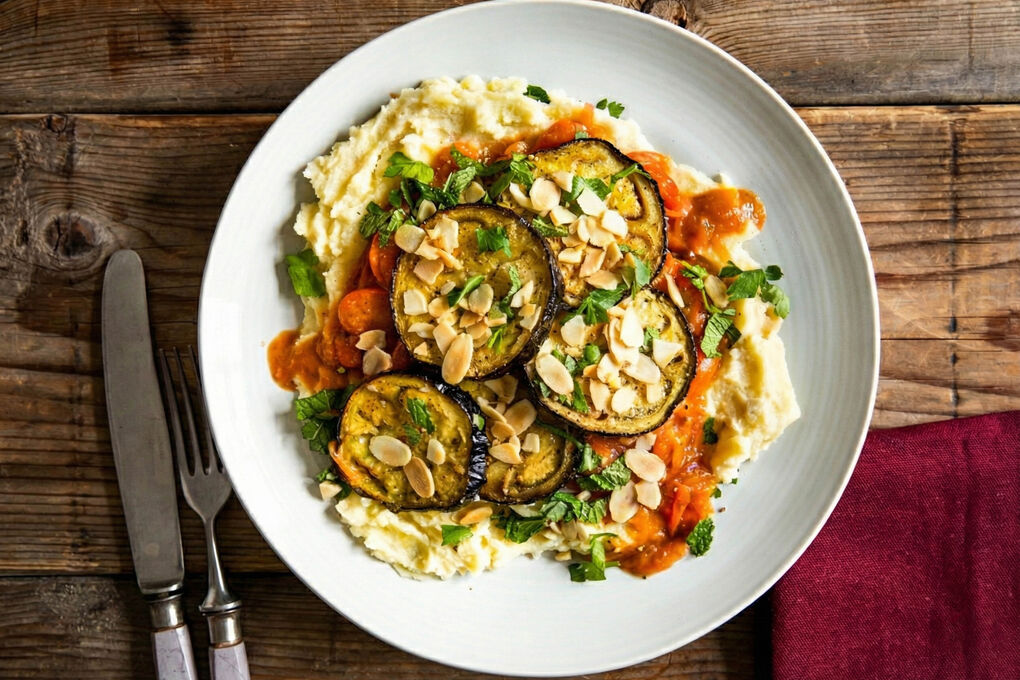 Auberginen aus dem Ofen mit Mandeln an Kartoffel-Bohnen-Püree mit Knoblauch