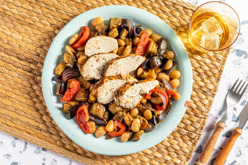 Mediterranes Ofenhähnchen mit Auberginen, Tomaten und weißen Bohnen