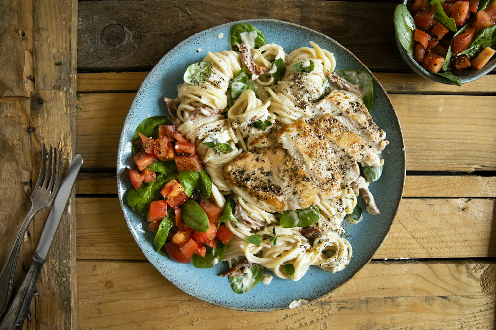 Hähnchen-Spaghetti mit Oregano und getrockneten Tomaten