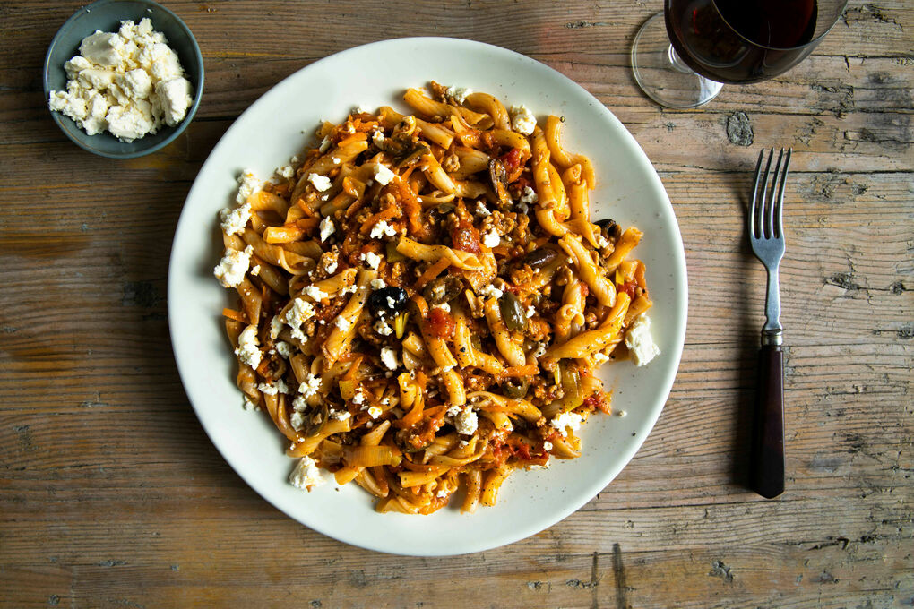 Bolognese griechische Art mit Feta und Oliven