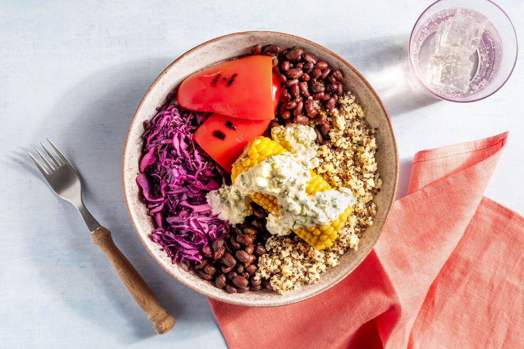 Gegrillter Mais & Paprika mit Fetasauce auf Quinoa mit Coleslaw & schwarzen Bohnen