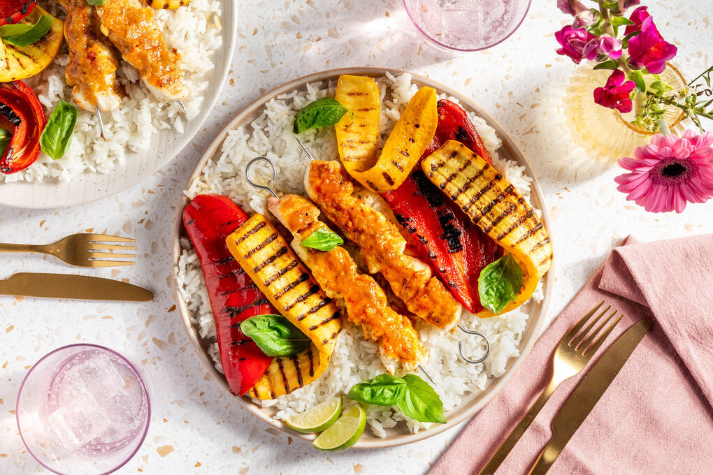 Gegrillte Satay-Hähnchenspieße auf Jasminreis mit gelber Zucchini & Spitzpaprika
