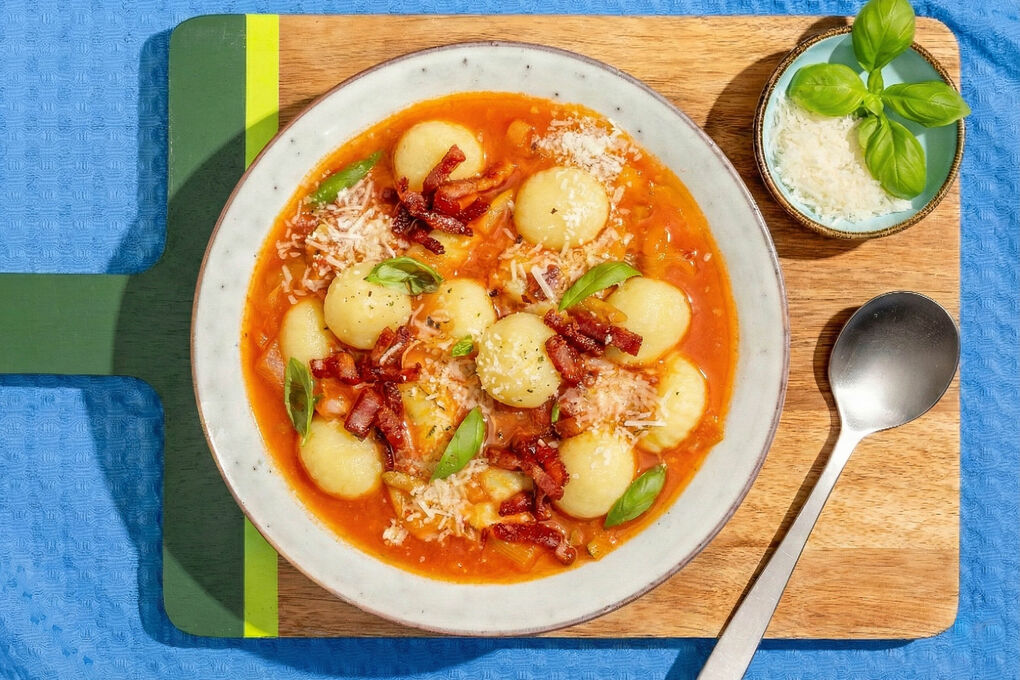 Tomatensuppe mit Speck & Käse-Gnocchi garniert mit frischem Basilikum