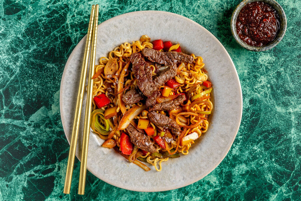 Bami Goreng mit Rindfleisch und knackigem Gemüse