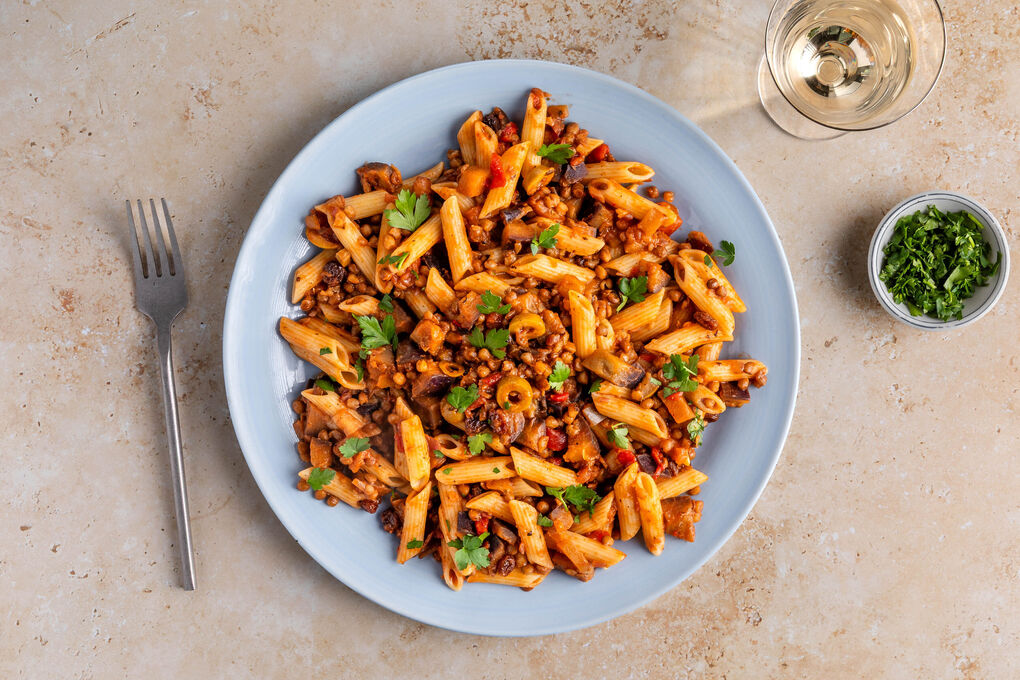 One-Pot-Pasta Caponata-Style mit Aubergine, Linsen und Petersilie