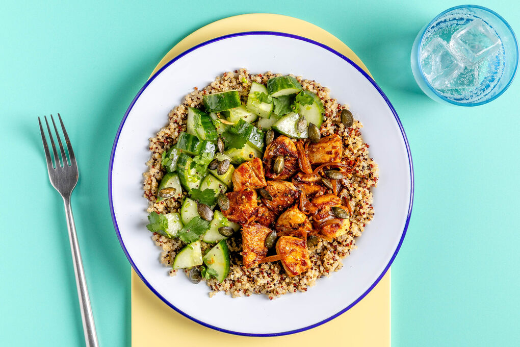Würziges Hähnchen an Quinoa mit frischem Koriander-Gurken-Salat