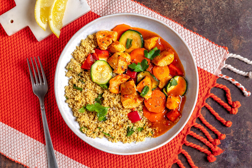 Schneller Gemüse-Hähnchen-Eintopf an aromatischem Kräuter-Orangen-Couscous