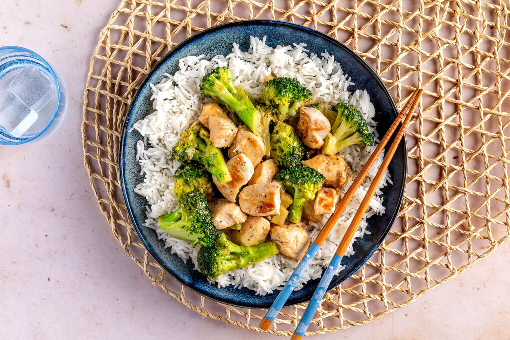 Miso-Hähnchen mit Brokkoli auf lockerem Basmatireis
