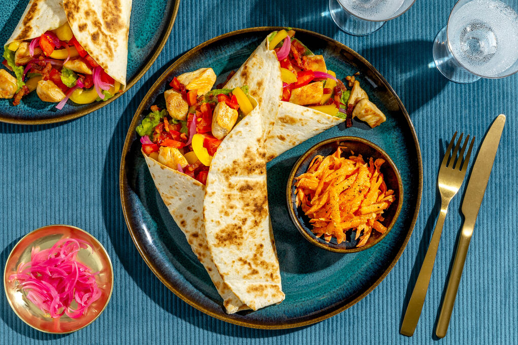 Bio-Hähnchenwraps mit Guacamole & Speck dazu Karottensalat mit Knoblauch