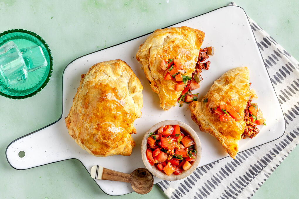 Blätterteig-Empanadas mit veganem Hack und fruchtig-frischer Tomatensalsa