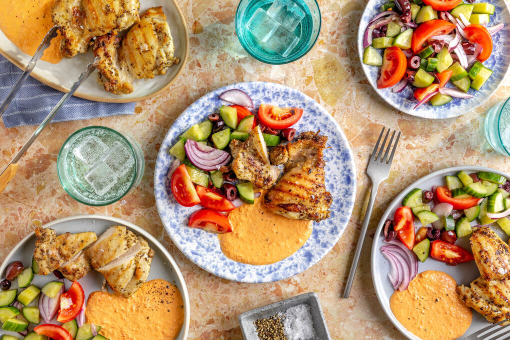 Gegrilltes Hähnchen mit Zitrone und Oregano dazu Paprika-Feta-Dip und griechischer Salat
