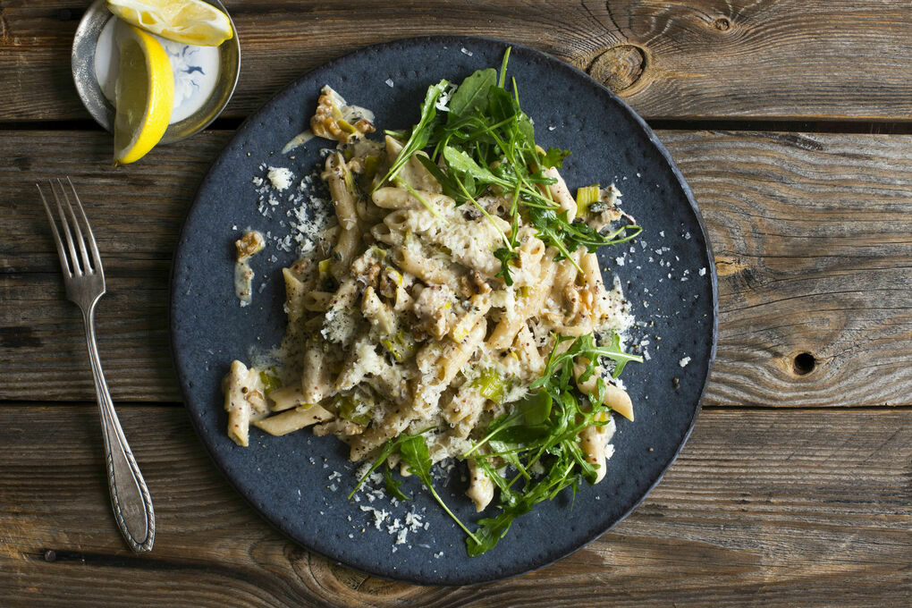 Lauch-Pasta mit Walnuss und Käse dazu zitroniger Rucolasalat