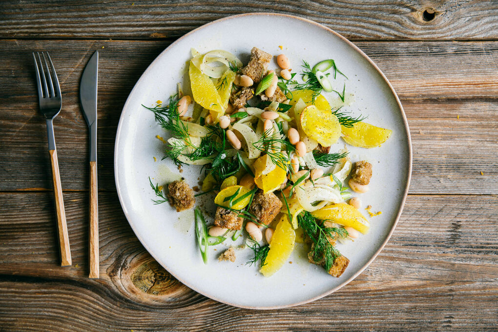 Italienischer Brotsalat mit gelber Bete fruchtig-fein mit Orange und Fenchel