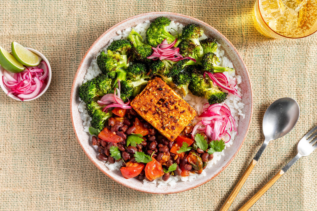 Tex-Mex Feta-Bowl mit Bohnen und Brokkoli, dazu eingelegte Zwiebeln