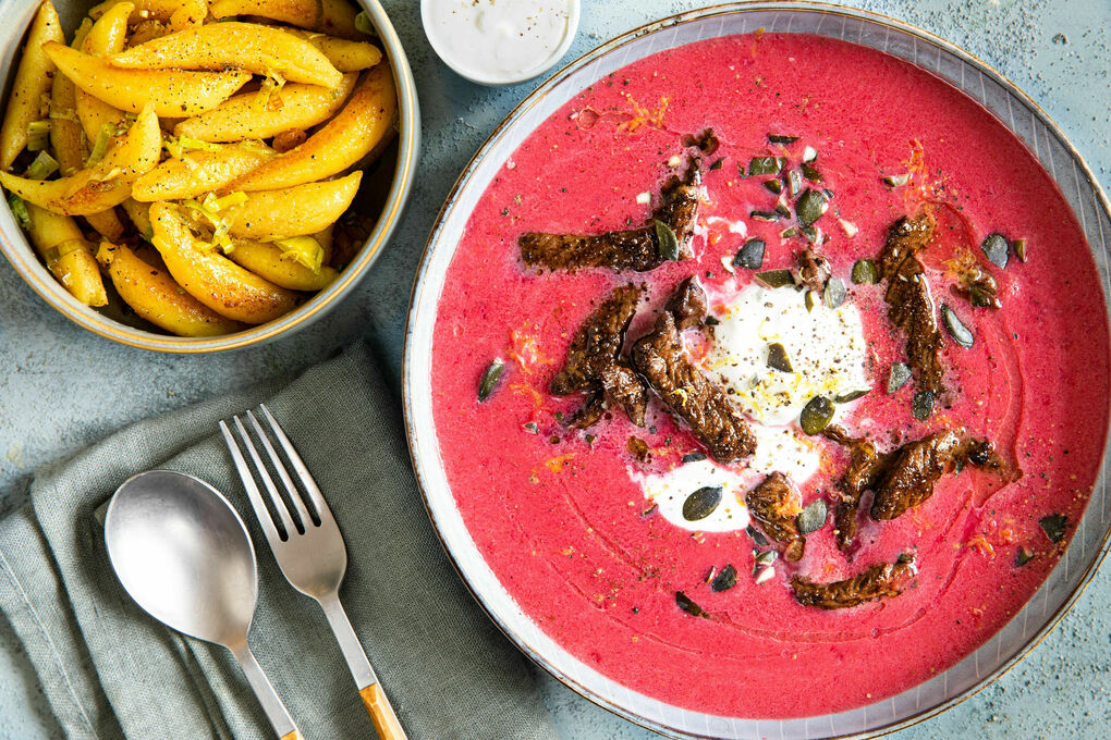 Rote-Bete-Suppe mit Rindfleisch & Birne mit Estragoncreme und gebratenen Schupfnudeln