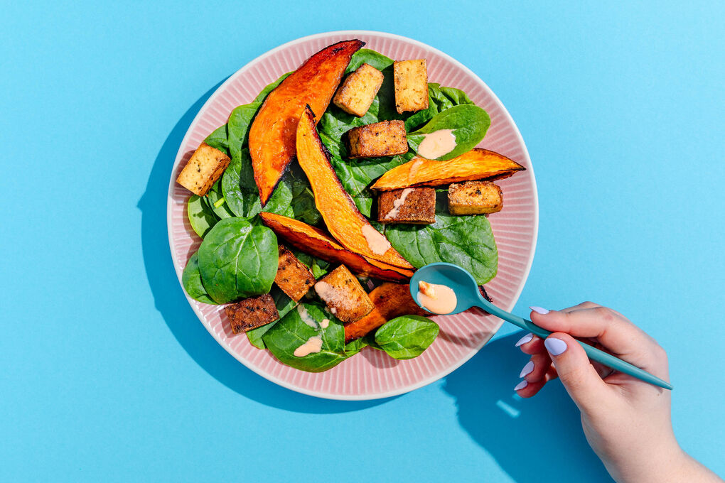 Pikanter Spinatsalat mit Tofu und würzigen Süßkartoffelstücken