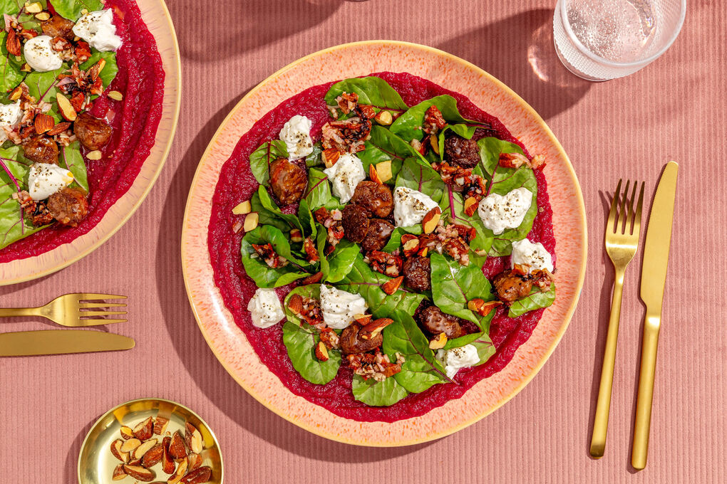 Bio-Rindswurst mit Burrata und Rauchmandeln auf Rote-Bete-Püree und Babymangold