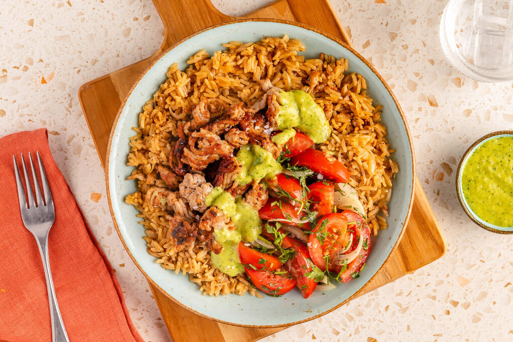Reispfanne mit Putenhack griechische Art mit Avocadosauce und Tomatensalat