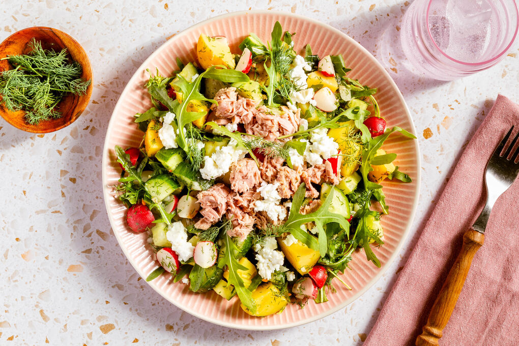Kartoffel-Thunfisch-Salat mit Feta mit Rucola, Gurke, Radieschen & Dill
