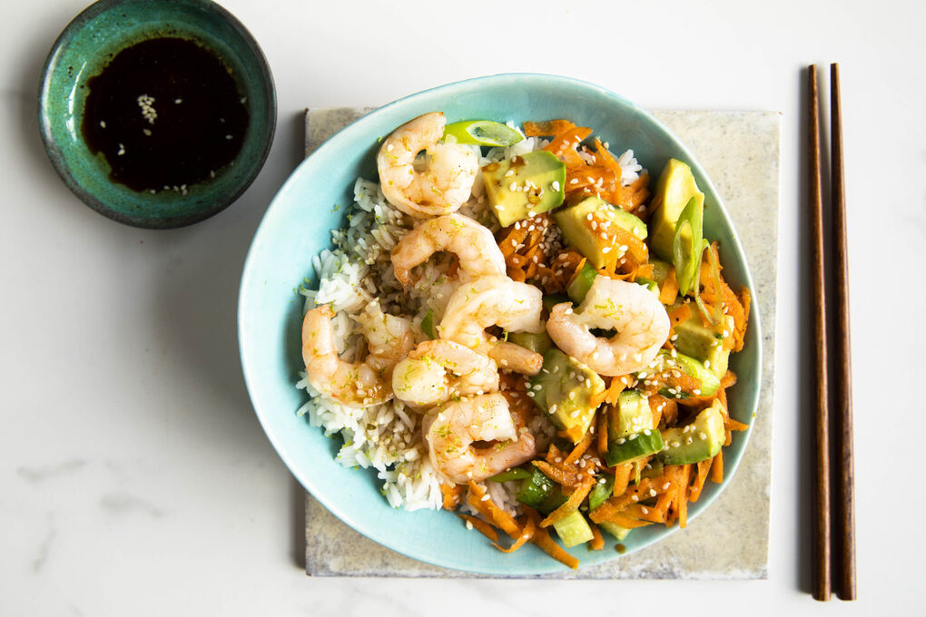 Poké Bowl mit Garnelen und Avocado auf duftigem Jasminreis